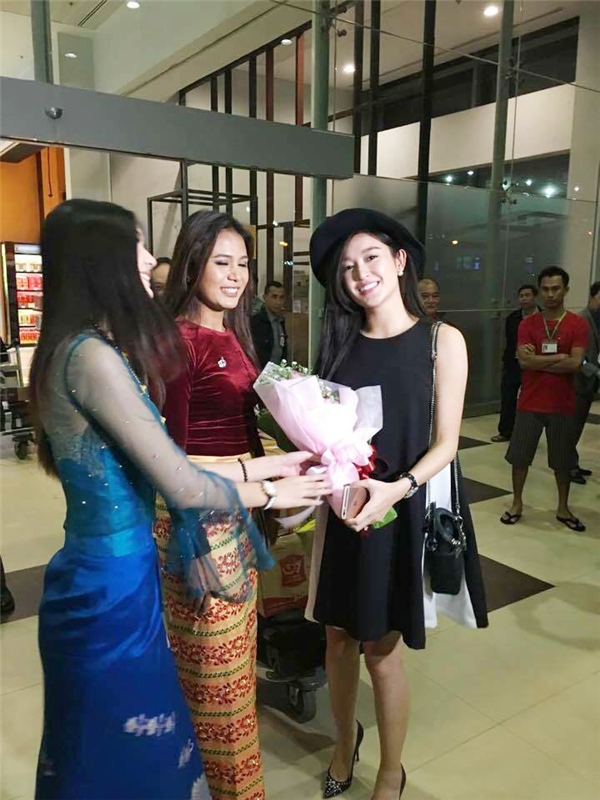 
Hoa hậu Hoàn Vũ Myanmar 2014 đã ra tận sân bay để chào đón và tặng hoa cho Huyền My. - Tin sao Viet - Tin tuc sao Viet - Scandal sao Viet - Tin tuc cua Sao - Tin cua Sao